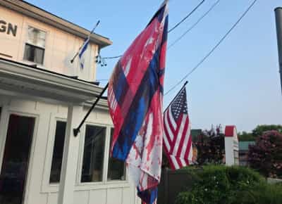 פשע שנאה בבולטימור: צבע אדום על דגל ישראל 