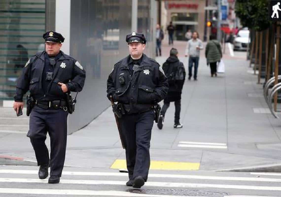 שפל חדש בקליפורניה: שוטרים סולקו ממסעדה כי 'היו עם מדים וכלי נשק'