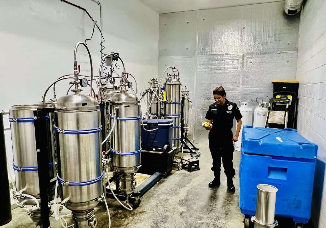 פשיטה דרמטית בוואלי לוס אנג'לס: פיצרייה שימשה כמעבדת סמים