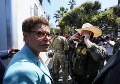 כרטיסים נטענים למהגרים: ראש עיריית לוס אנג'לס בצו מנהלי נגד פשיטות ההגירה של טראמפ