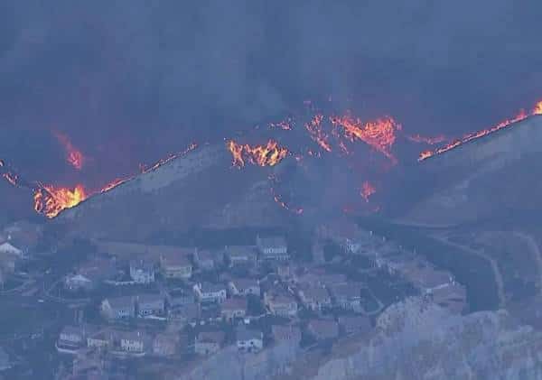 האש הגיעה ללוס אנג'לס: צווי פינוי בעקבות שריפות ענק בצפון המחוז