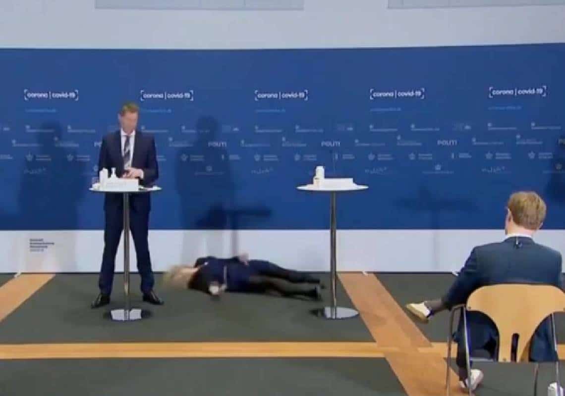 סרטון ביזארי לחלוטין וקשה לצפייה: ראש סוכנות התרופות הודיעה על עצירת החיסון ולפתע התמוטטה וצנחה על רצפה