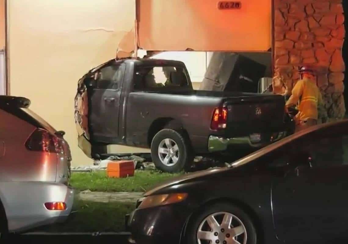 תאונת דרכים מזעזעת בדרום קליפורניה: אב ובתו נהרגו מפגיעת טנדר בדירתם