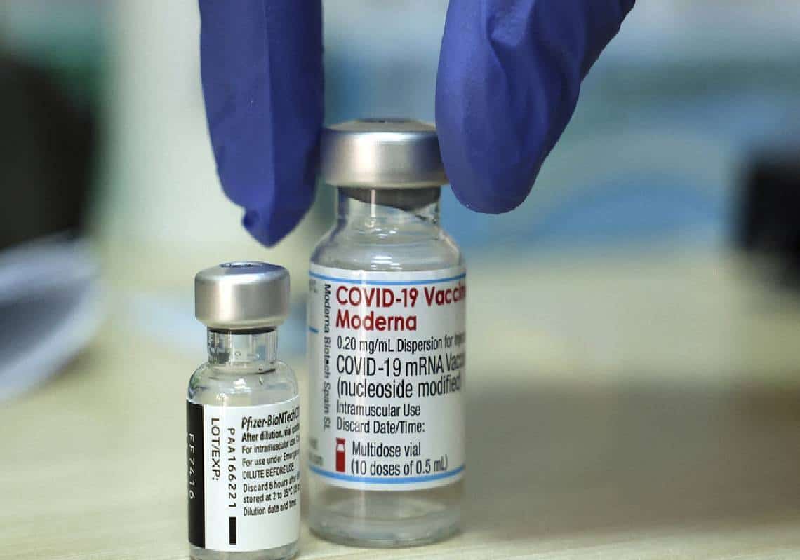 מיליוני בקבוקוני מודרנה הושמדו לאחר זיהומים שחורים וורודים שהתגלו בתוכם, שני צעירים נפטרו