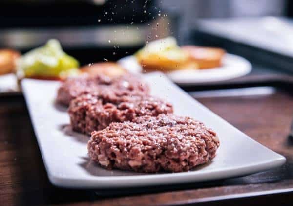 אחרי חודשים של מחסור, ההמבורגר הצמחוני הפופולארי עושה קאמבק