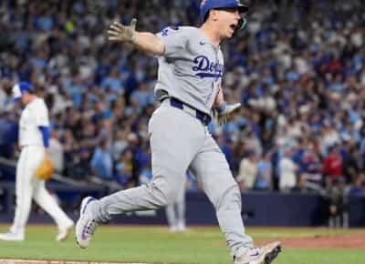 הלוס אנג'לס דוג'רס עושים היסטוריה: אלופי העולם שנתיים ברציפות