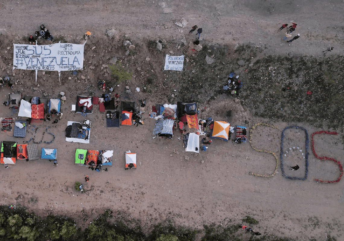 מהגרים שגורשו מארה"ב מקימים עיר אוהלים בסמוך לגבול 