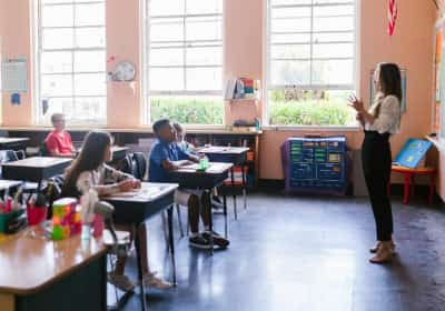 שנאה במסדרונות: אנטישמיות גלויה בבתי ספר פרטיים ברחבי ארה"ב