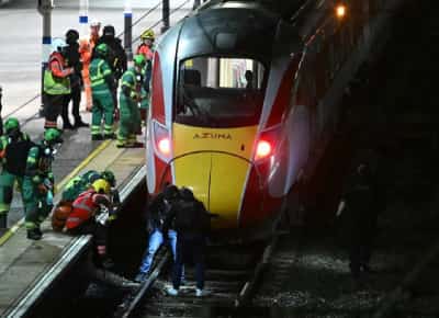 אנגליה: אימה ברכבת - עשרה פצועים בפיגוע דקירה המוני בדרך ללונדון