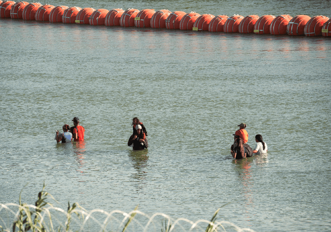 טקסס מתכוננת לגל מהגרים לפני השבעתו של טראמפ - ומרחיבה את מחסום הגבול