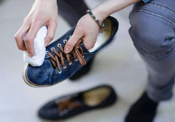 מומחים מסבירים: כך תעשו חיטוי לנעליים במהלך משבר הקורונה