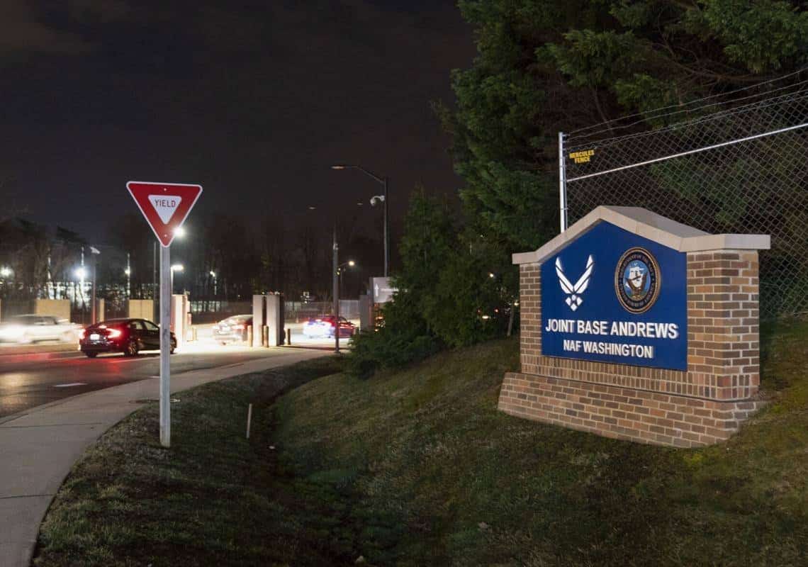 דקות ספורות לאחר נחיתת 'אייר פורס 2' בבסיס אנדרוז: מכונית פרצה מחסום, חמוש בן 17 נעצר