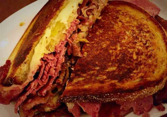 היהודי הלא כשר: במסעדת Eisenberg  מציעים תפריט מלא בסנדוויצ'ים טעימים-טעימים 