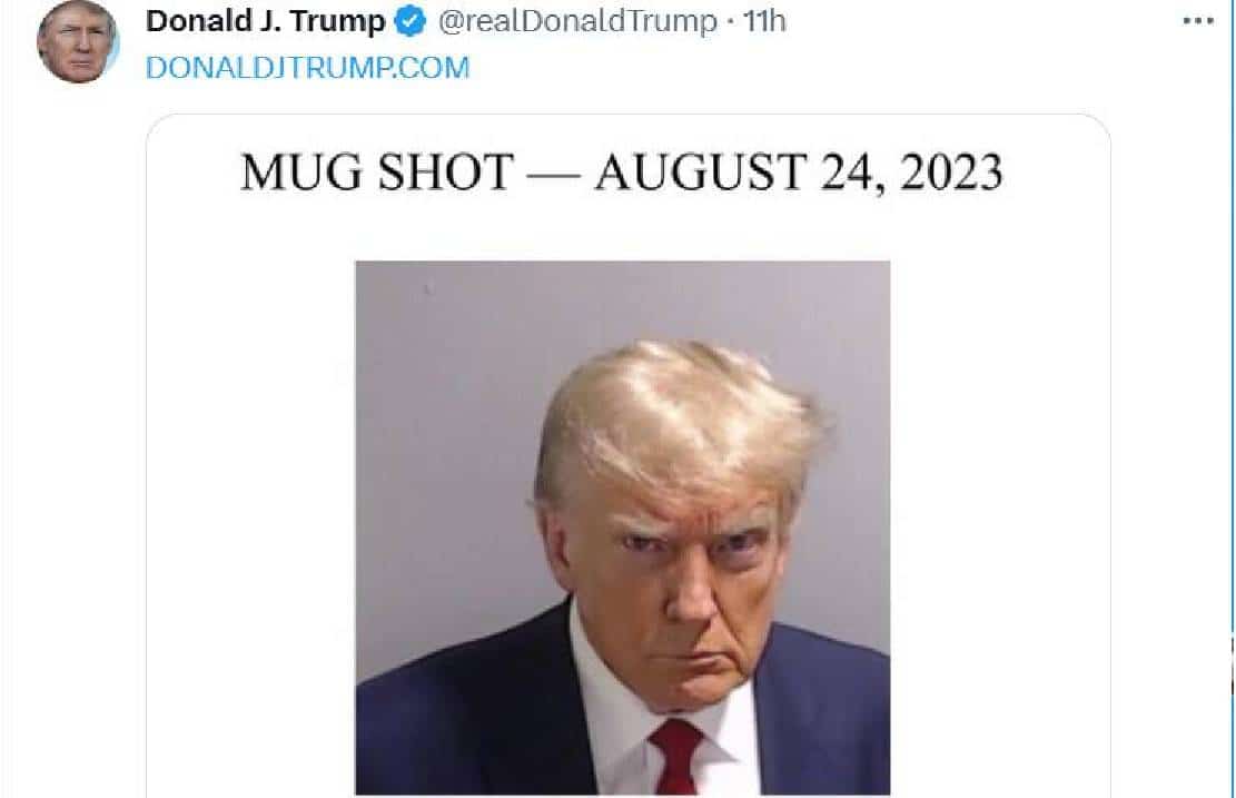 "תמונת המאה": טראמפ חזר לטוויטר והחל למכור חולצות עם תמונת המעצר