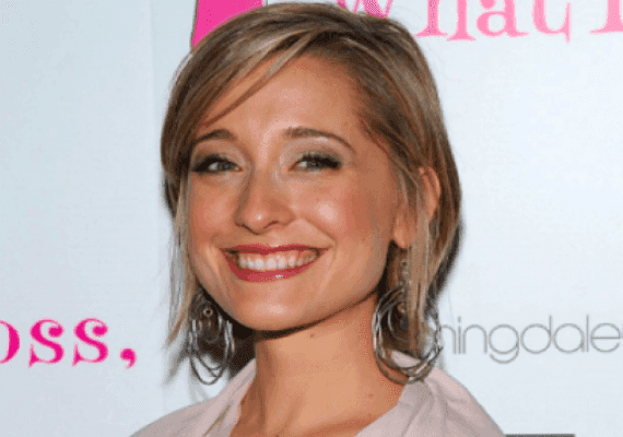 כוכבת "סמולוויל", השחקנית אליסון מאק, נעצרה באשמת גיוס נשים שישמשו שפחות מין למנהיג כת