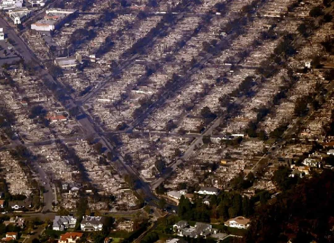 אסון הענק בלוס אנג'לס: שריפת פאליסיידס הופכת להרסנית ביותר בתולדות העיר