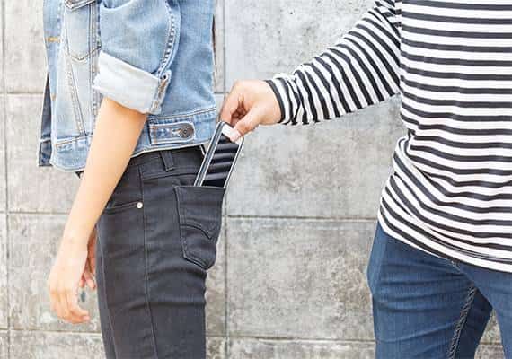 ניו יורק: המשטרה בחיפושים אחר גנב סדרתי של טלפונים ניידים 