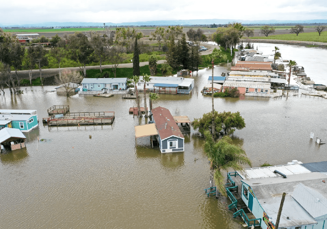 החורף לא עוזב את קליפורניה: רוחות עוצמתיות ושלג בהרים