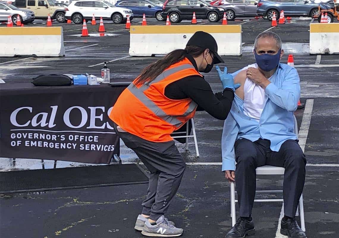 תושבי קליפורניה מודאגים: האם עצירת השימוש בחיסוני ג'ונסון אנד ג'ונסון תעכב את החזרה לשגרה?