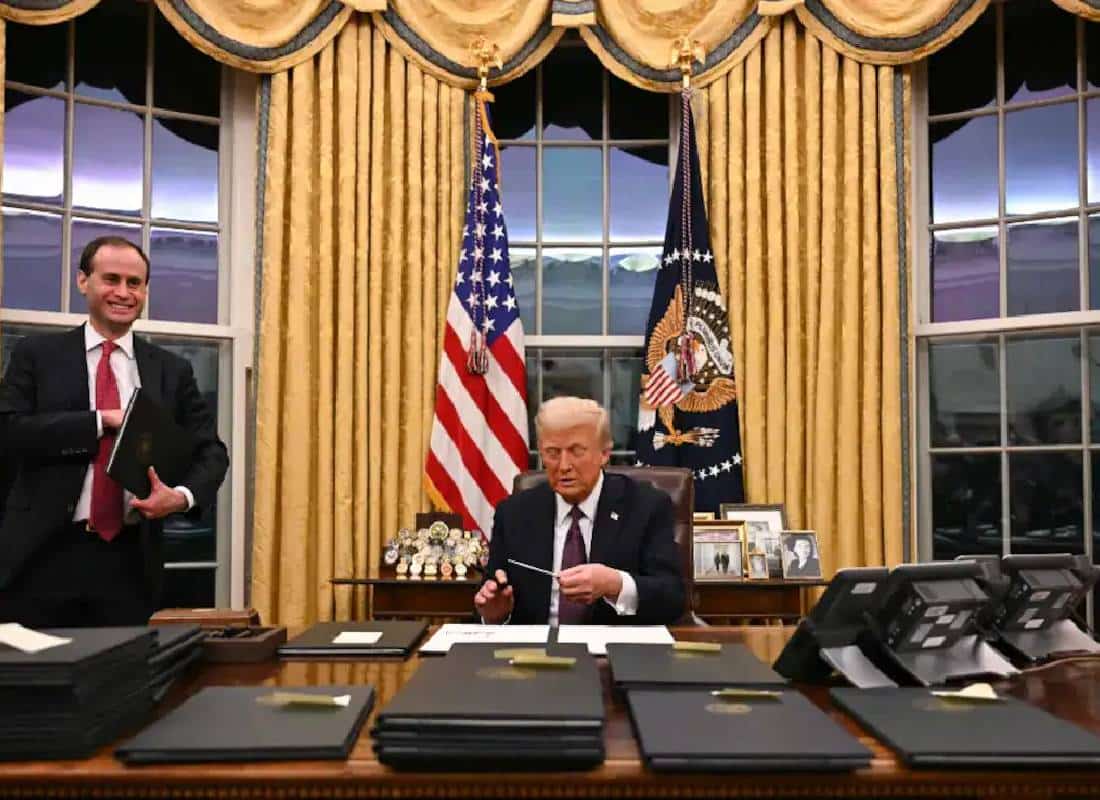 צווים נשיאותיים דרמטיים: טראמפ משנה את פני אמריקה בסדרת החלטות מרחיקות לכת