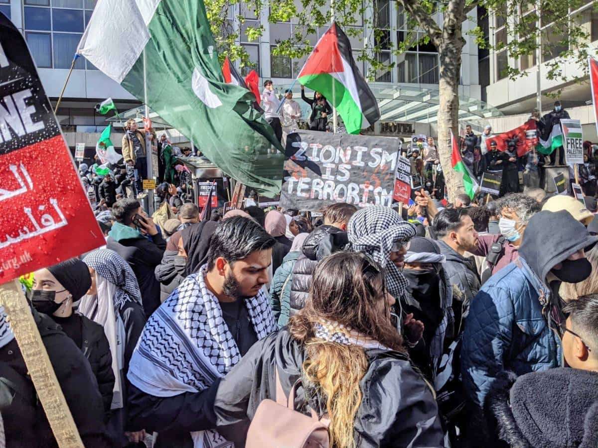 פרעות ועצורים מול שגרירות ישראל בלונדון: "אללה אכבר, תשוחרר פלשתין"