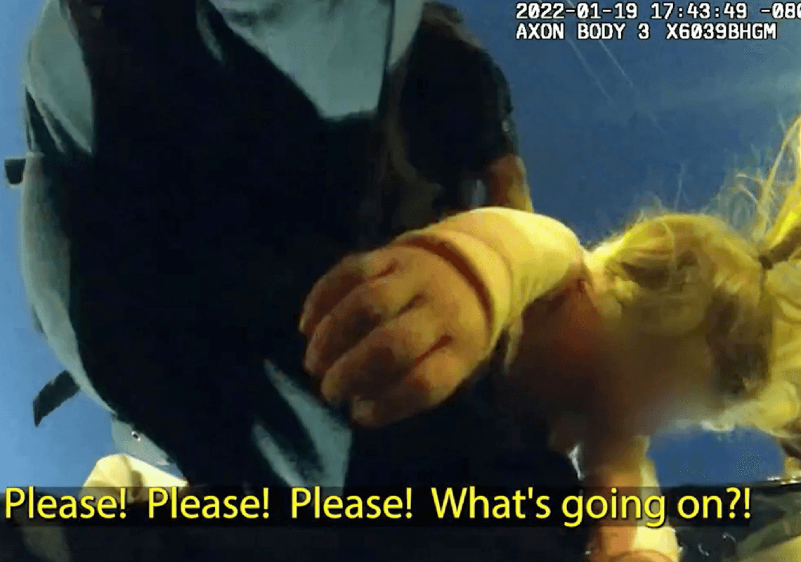 תיעוד דרמטי מלוס אנג'לס: שוטר מציל ילדה בת 3 שנחנקה ואיבדה את הכרתה