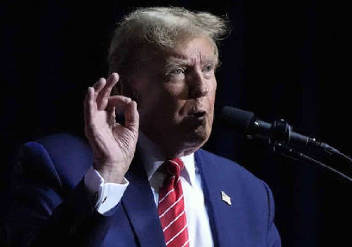 טראמפ שיתף סרטון עם תמונה של ביידן קשור בחלק האחורי של טנדר