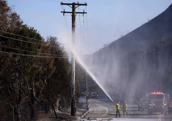 אזהרת דגל אדום הוכרזה בדרום קליפורניה: נערכת לשריפות ענק - כ-160 אלף בתים עלולים להיות מנותקים מזרם החשמל