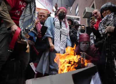 מחאה בוערת: מפגינים פרו-פלסטינים שורפים תעודות מחוץ לטקס הסיום של אוניברסיטת קולומביה