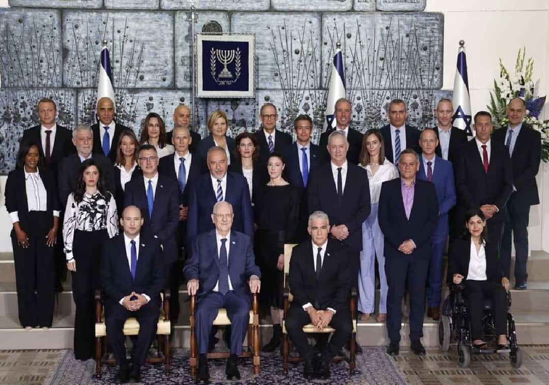 דעה: הממשלה החדשה משקפת מצב סכיזופרני שמאפיין את מדינת ישראל מאז 1974 - היא מתאימה לנו כמו כפפה ליד
