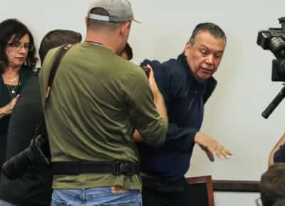 סנטור דמוקרטי מקליפורניה הושלך לקרקע ונאזק בעת שפנה לשרה לביטחון המולדת