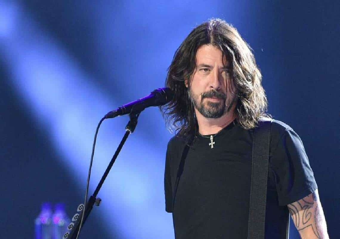 סולן להקת ״פו פייטרס״ מדבר לראשונה על איבוד השמיעה 