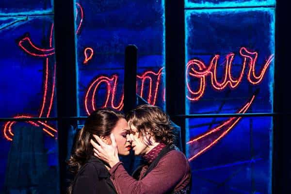 ברוכים הבאים בוהמיינים ואריסטוקרטים: המולן רוז' מביא את פריס הצבעונית לבוסטון