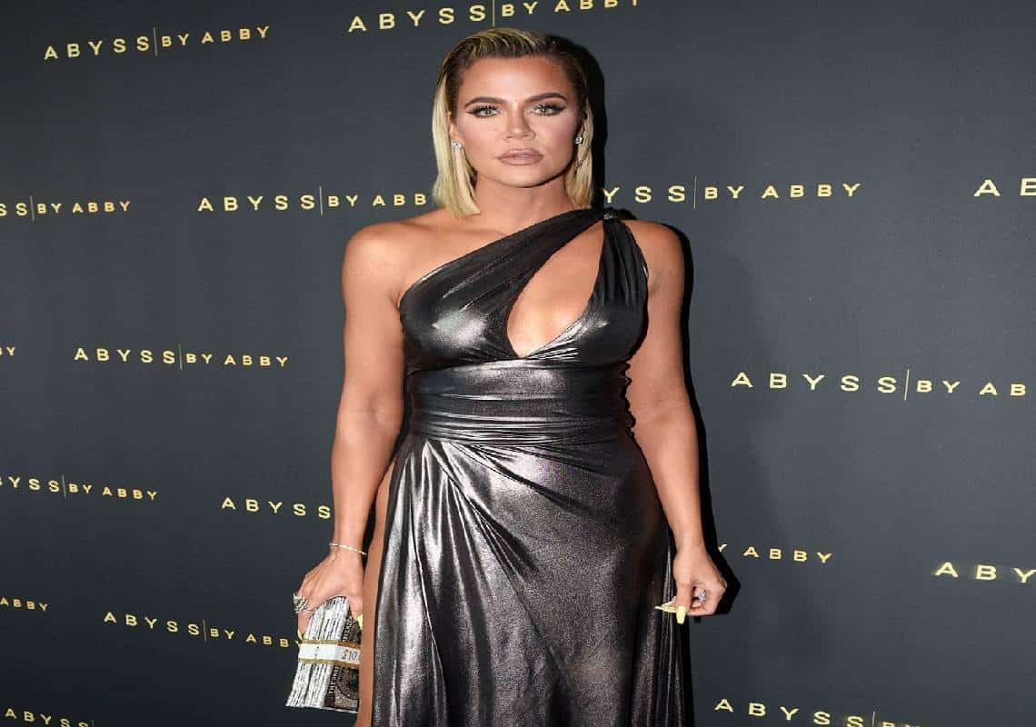 לאחר שמעריצים טענו כי היא מסתירה את הזרועות בתמונות: קלואי קרדשיאן מגיבה