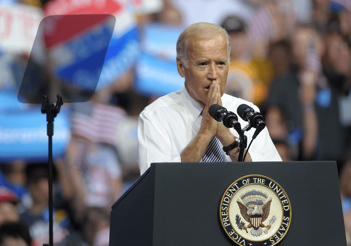 אחרי שהכחיש – ביידן מודה כי הממשל מתכנן לפצות מהגרים בלתי חוקיים בסכום "לא ידוע"