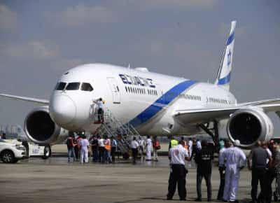 יום שישי למלחמה: טיסת החילוץ הראשונה נחתה בישראל - חמינאי מכריז "הקרב מתחיל"