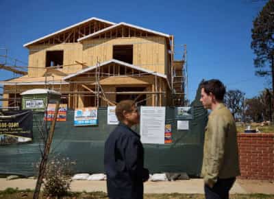 רק בית אחד עומד בין ההריסות: איך ראש עיריית לוס אנג'לס הטעתה את הציבור בנושא השיקום