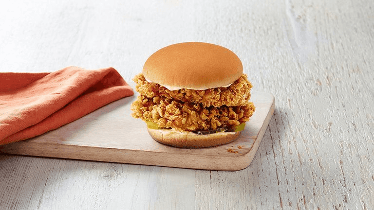 הסנדוויץ' החדש של KFC: כמות כפולה של עוף מטוגן בלחמניה