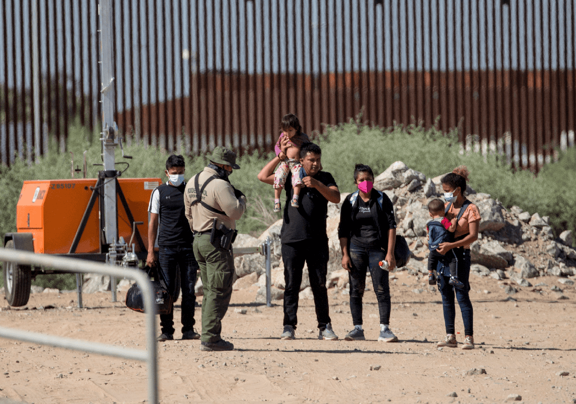 פיילוט בחסות ביידן: מסתננים ייכנסו למעצר בית במקום למרכזי כליאה