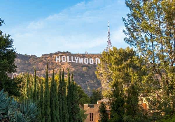 אין יותר מועדונים: לוס אנג'לס נאבקת ביעד הבא - המסיבות ההמוניות בבתים בהוליווד הילס 