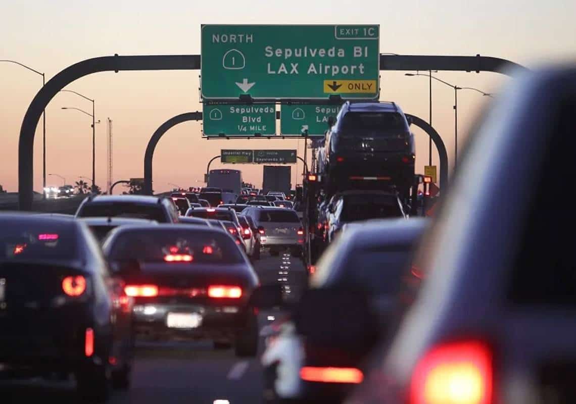 דרום קליפורניה נערכת ליום העצמאות: צפי לעומסי תנועה כבדים, תורים ארוכים ב-LAX
