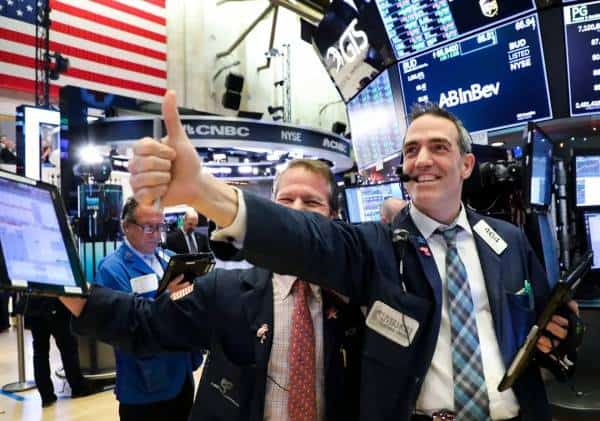 חיוכים בוול סטריט: שני מדדים מובילים קבעו שיאים חדשים