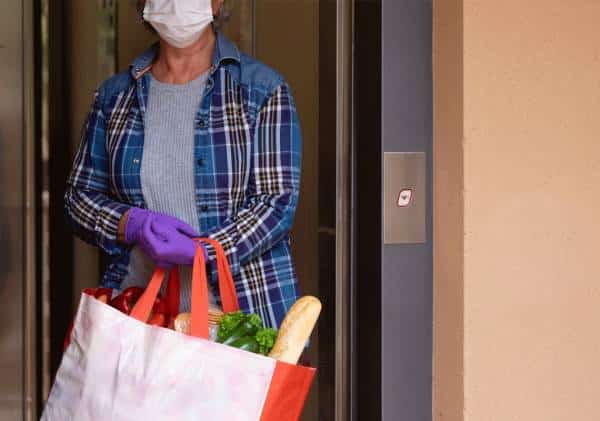 תושבת פלורידה ביקשה מהשכן שעלה איתה במעלית לעטות מסכה, הוא סירב ואז האירוע התדרדר