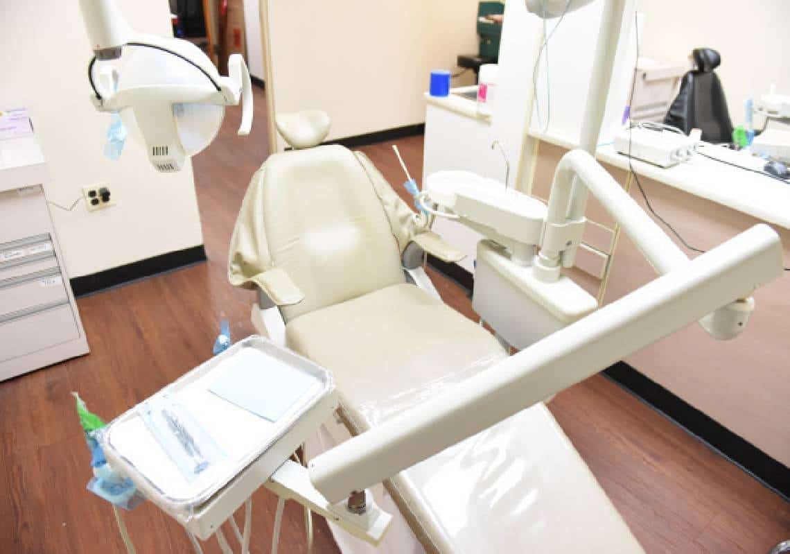 לוס אנג'לס: רופא שיניים בכיר התעלל ואנס מספר מטופלות - "השתמש בטכניקות הרדמה מתקדמות"