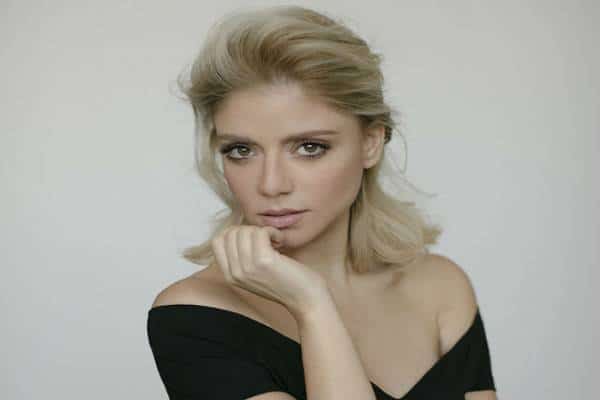 פשע לפספס את זה: הזמרת והשחקנית הישראלית, שירי מימון, מגיעה לברודווי כדי לעשות את "שיקגו"