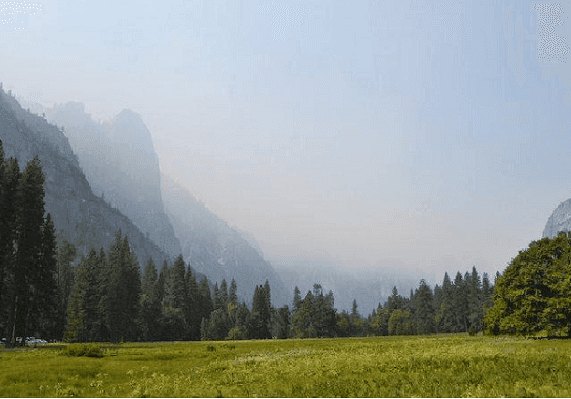 כוחות הכיבוי נאבקים בשריפה קטלנית ליד פארק יוסמיטי 