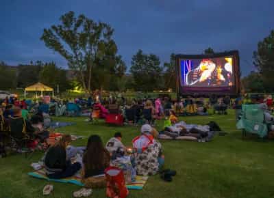 קיץ קולנועי תחת הכוכבים: המדריך למקומות הכי מיוחדים לצפייה בסרטים בחוץ בדרום קליפורניה