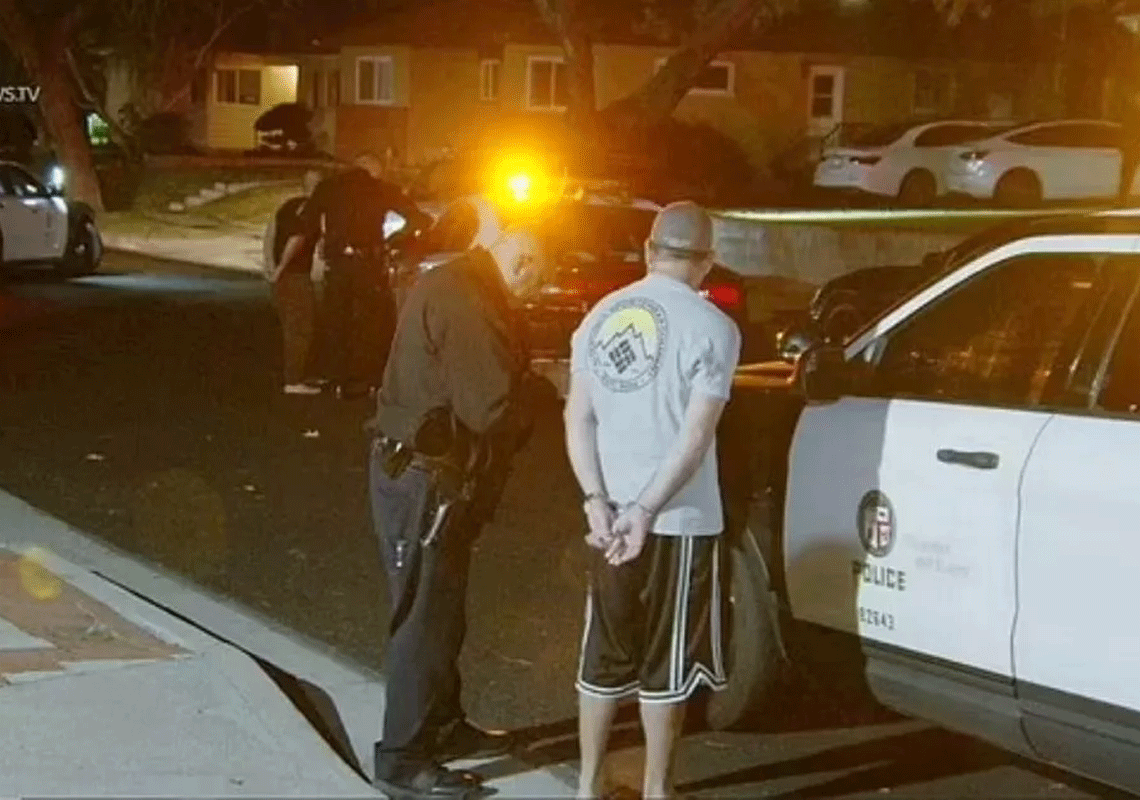 תושב לוס אנג'לס ירה למוות בפורץ חמוש והגן על משפחתו בביתו - כעת יוכרע האם יוגש נגדו כתב אישום