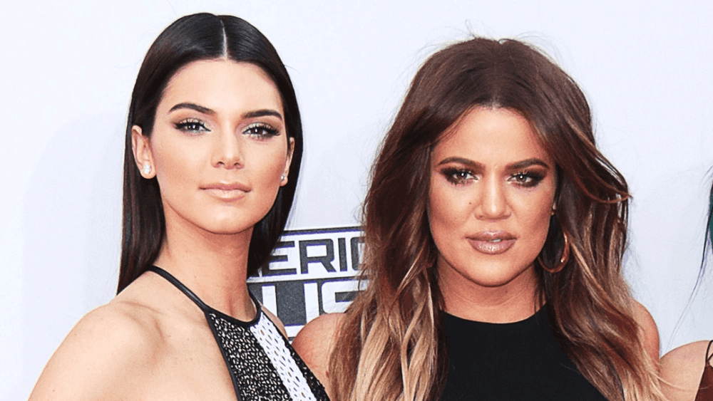 "אני באמת מודאגת": האחיות של קים קרדשיאן לא מבינות איך היא רזה כל כך