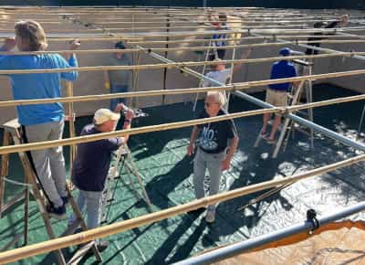 אחרי שהאש כילתה את בית הכנסת בפסדינה – קהילה מצפון קליפורניה בנתה להם סוכה חדשה